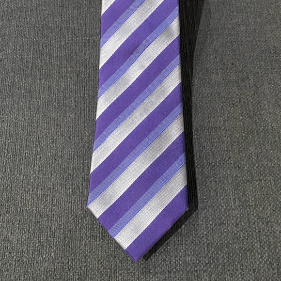 EUC Mens Hugo Boss tie. Worn only once to an event. 100% silk - Picture 1 of 2